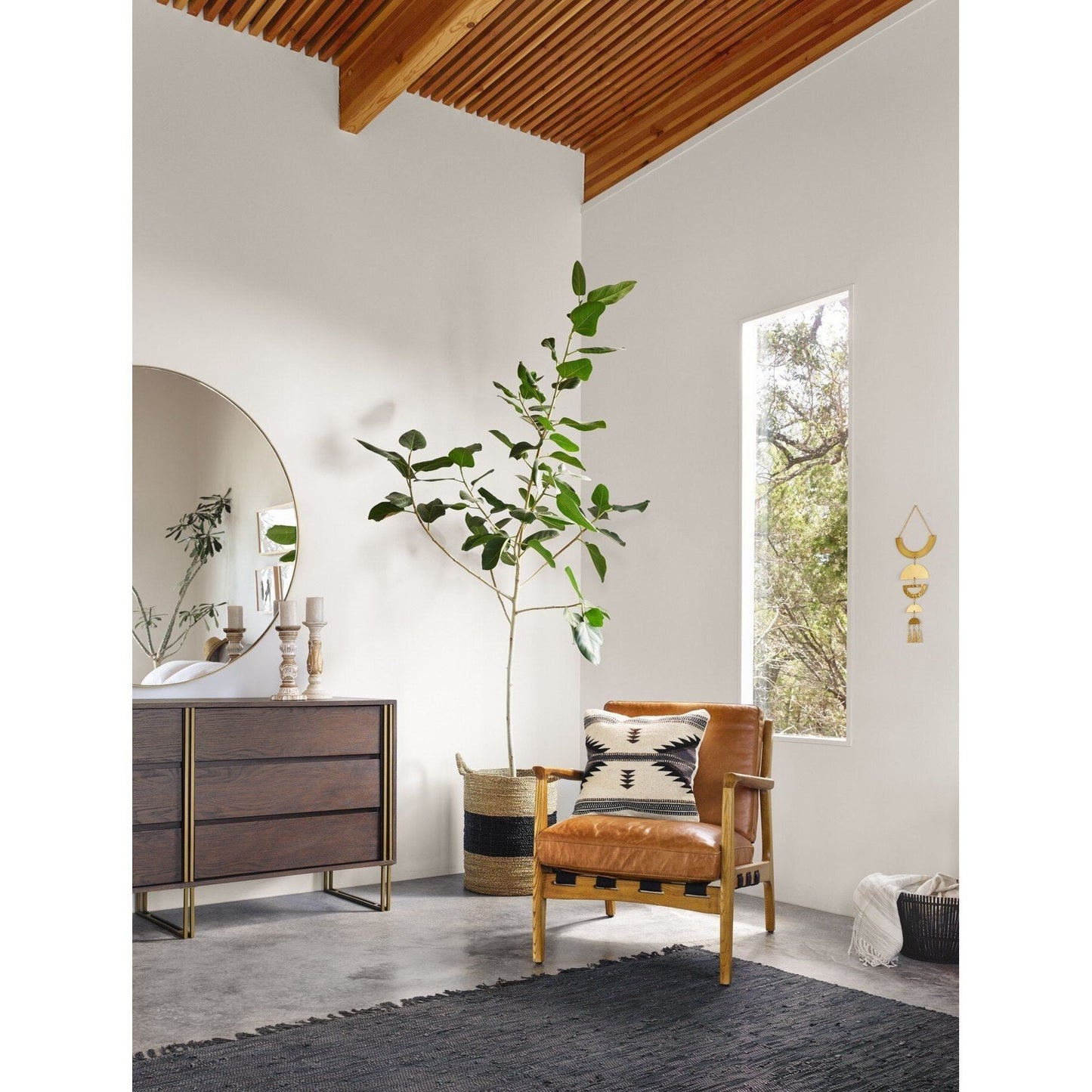 Bellvue Round Mirror - Polished Brass.