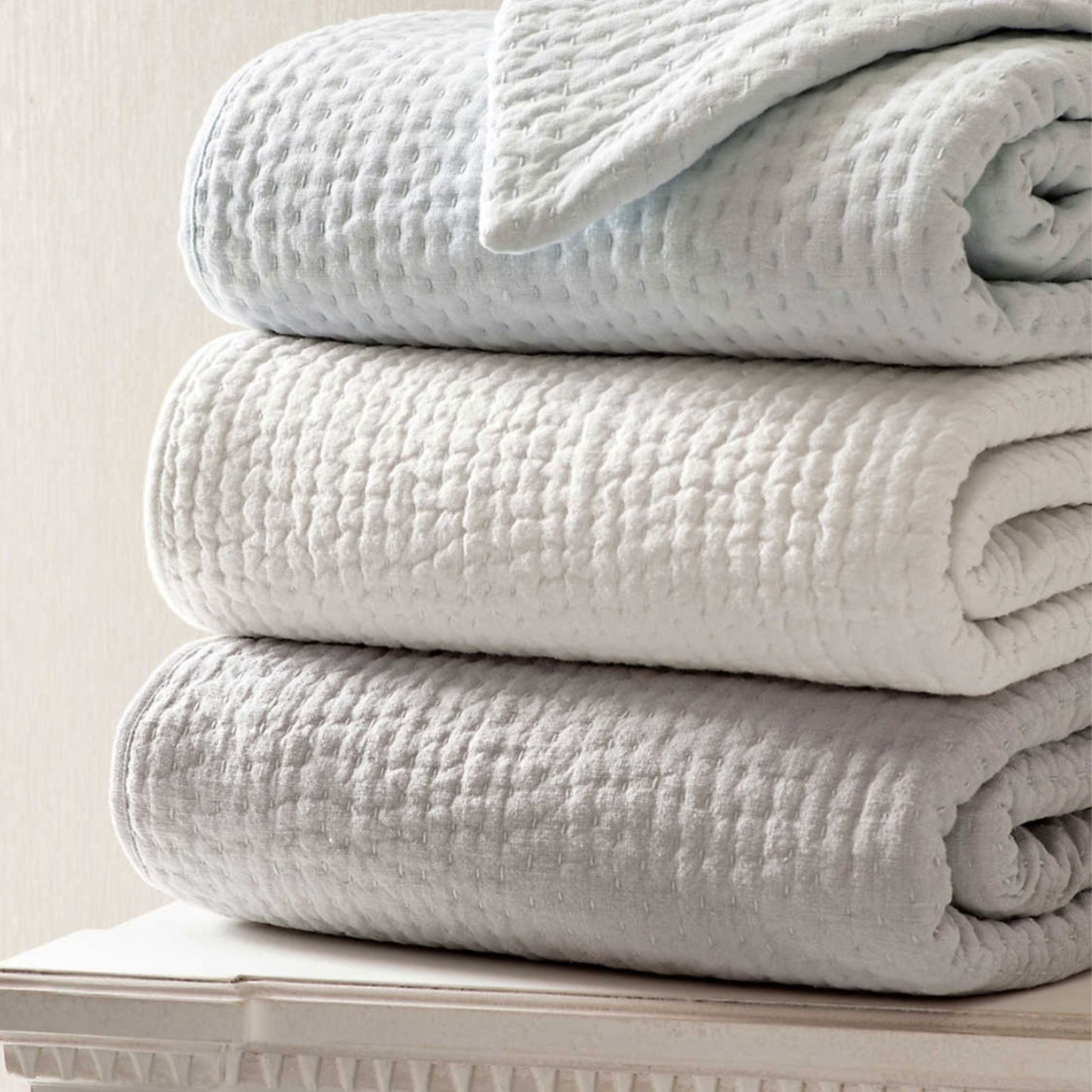 Seychelles Dove White Quilt - Twin.