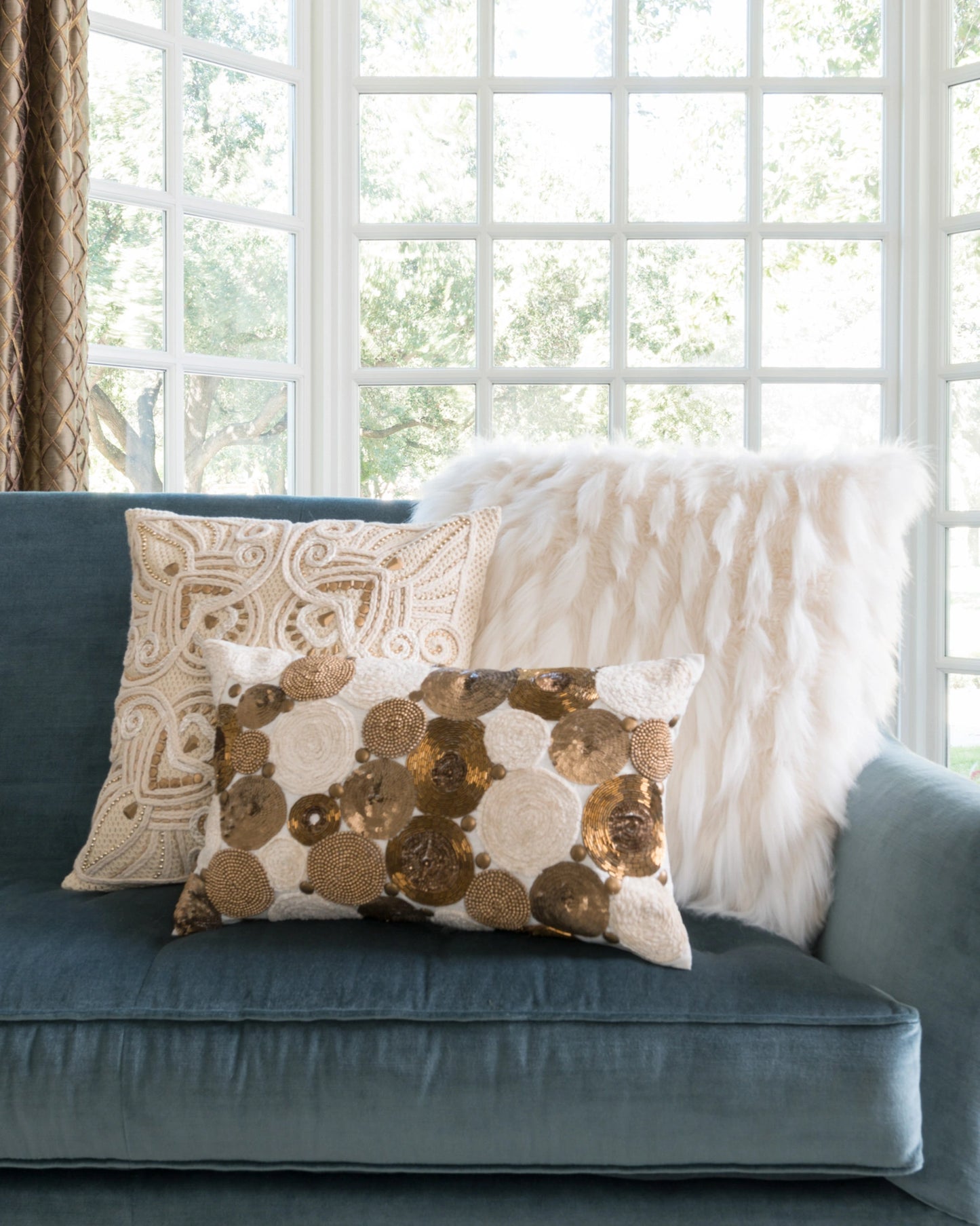 Loloi P0265 White 22" x 22" Cover w/Poly Pillow