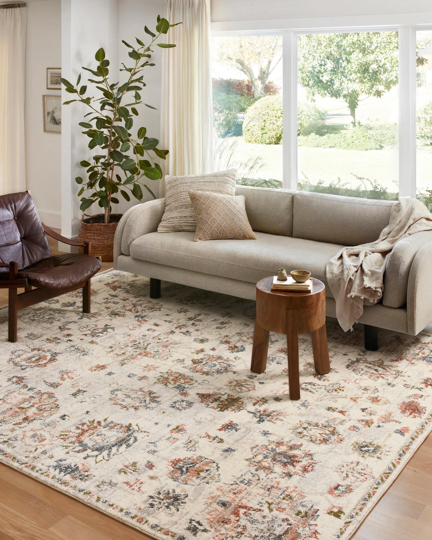 Loloi Saban Ivory / Multi 2'-7" x 4' Accent Rug