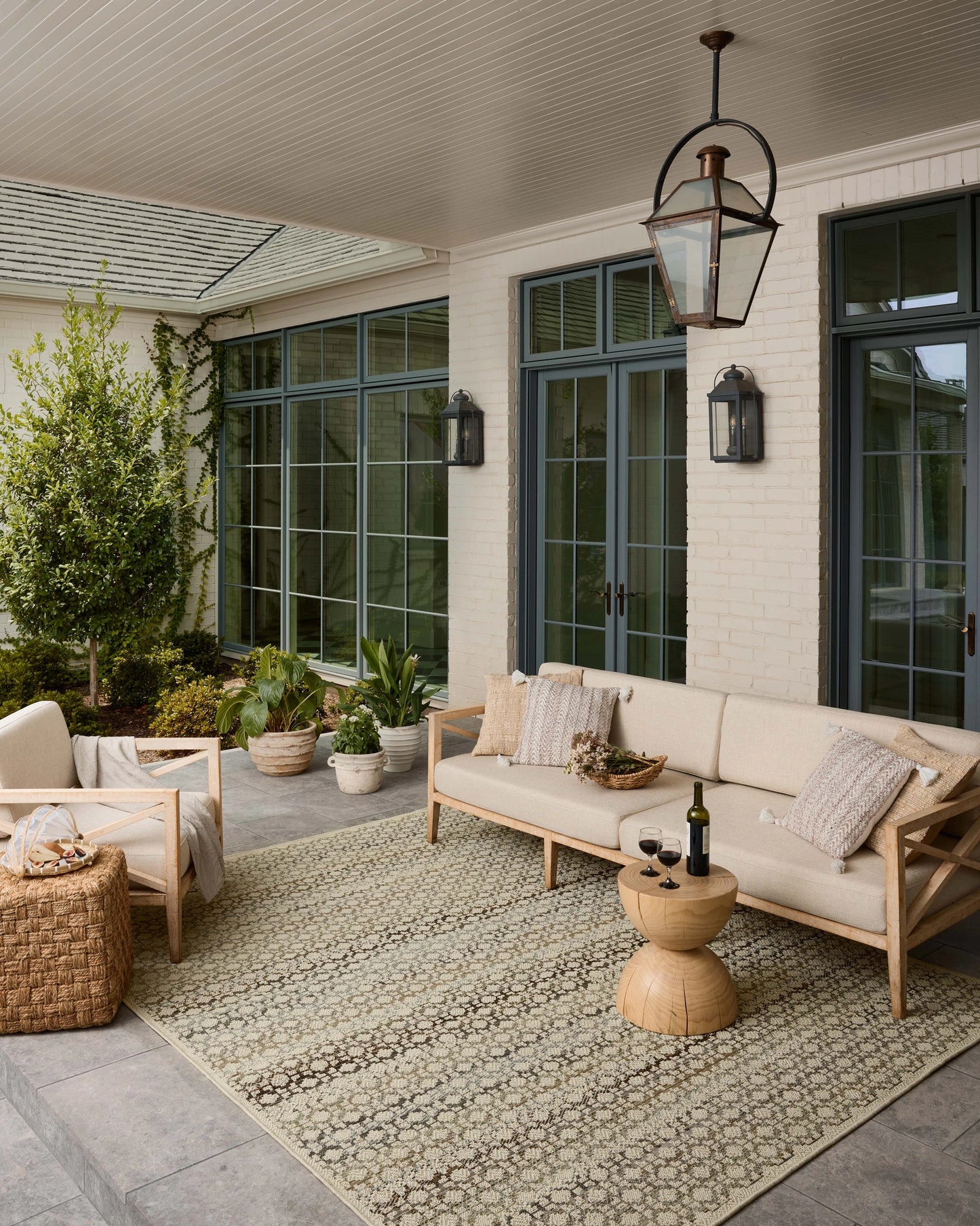 Loloi Saylor Ivory / Multi 3'-9" x 5'-9" Indoor/Outdoor Accent Rug