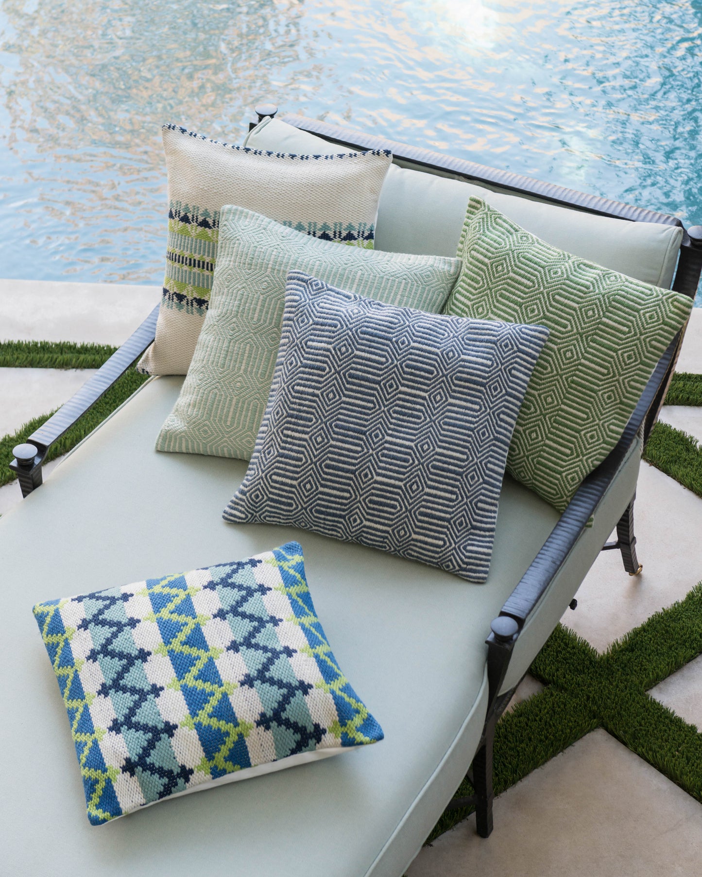 Loloi P0339 Blue / Ivory 22" x 22" Cover w/Poly Pillow