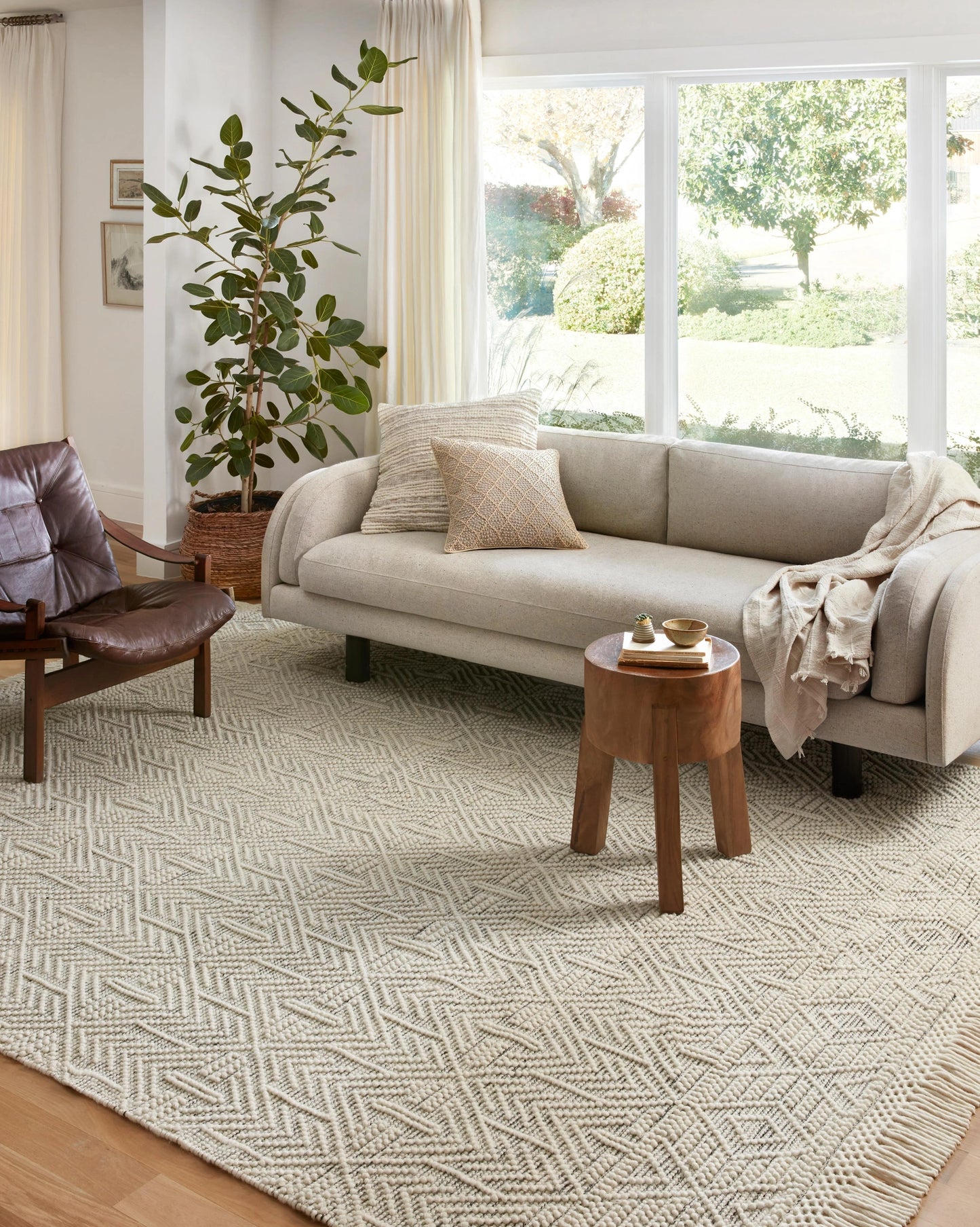 Loloi Noelle Ivory / Black 2'-3" x 3'-9" Accent Rug