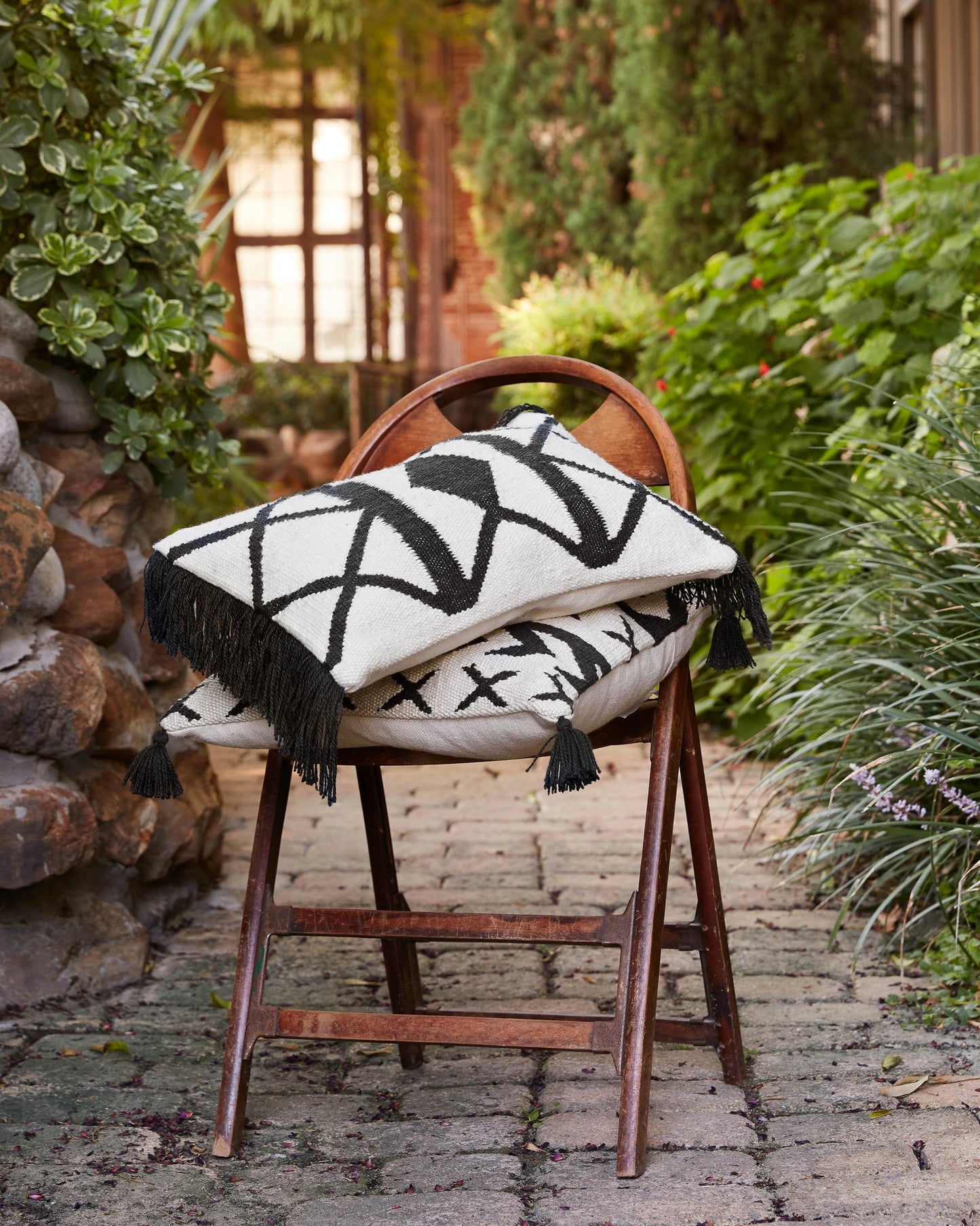 Loloi P0503 Black / Ivory 13" x 21" Pillow
