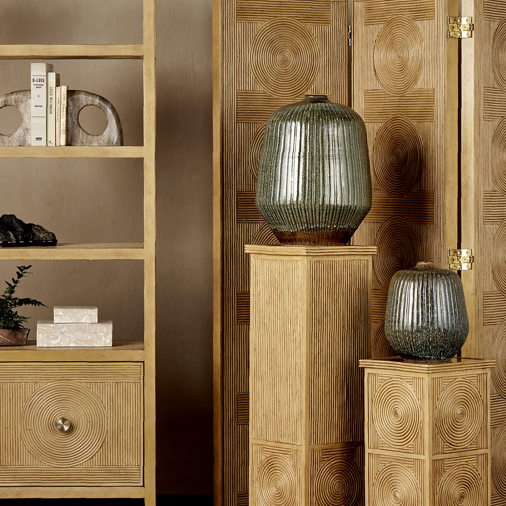 
                      
                        Shoulder Medium Vase.
                      
                    