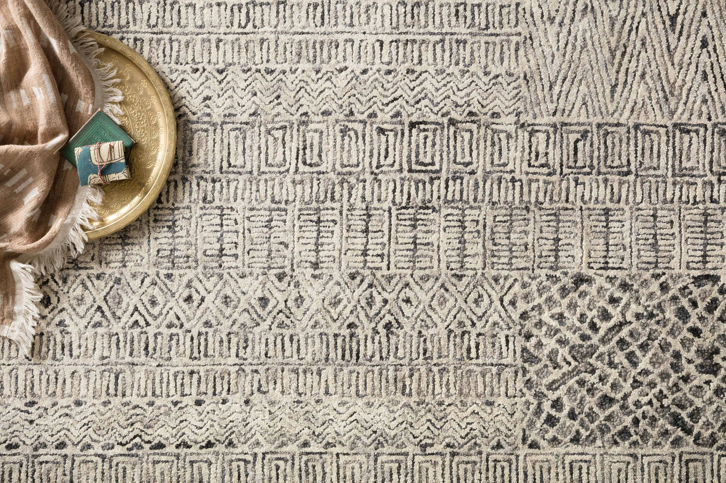 Loloi Peregrine Charcoal 3'-6" x 5'-6" Accent Rug